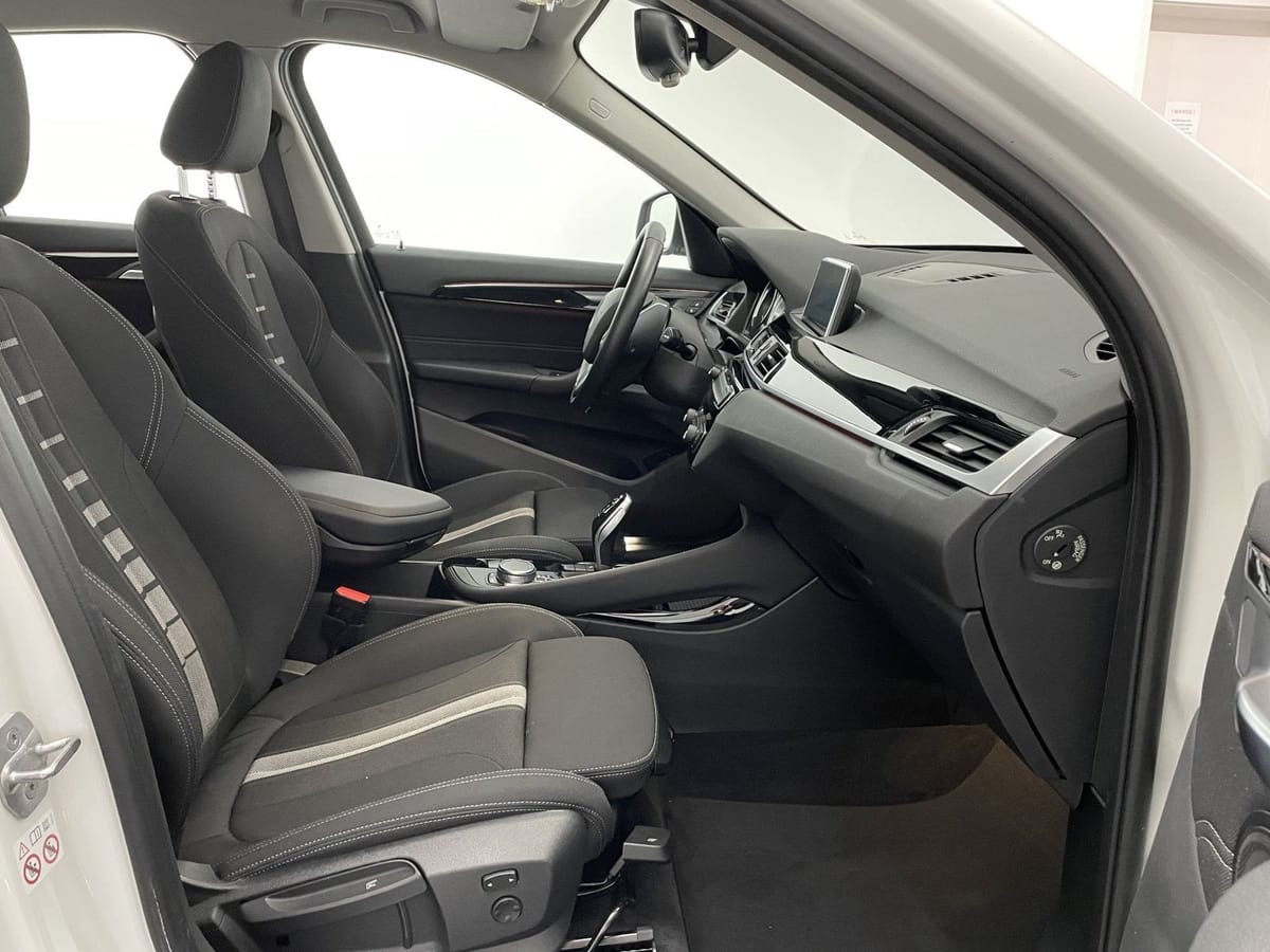 BMW X1 sDrive20i Sport Line NAVI AHK HUD LED Komfort foto 13