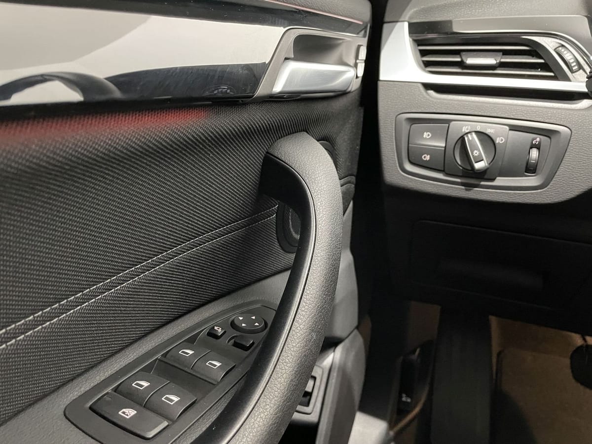 BMW X1 sDrive20i Sport Line NAVI AHK HUD LED Komfort foto 24