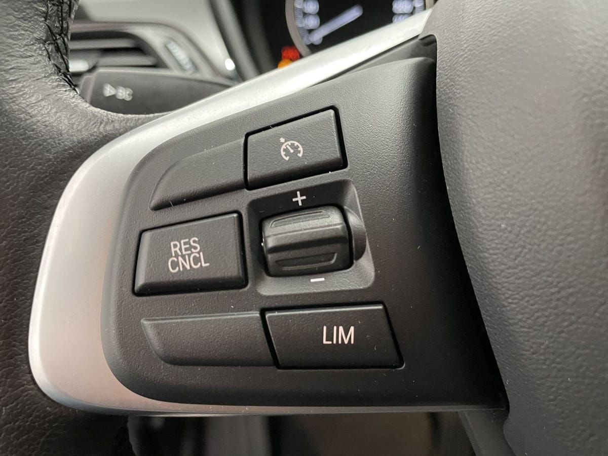 BMW X1 sDrive20i Sport Line NAVI AHK HUD LED Komfort foto 25