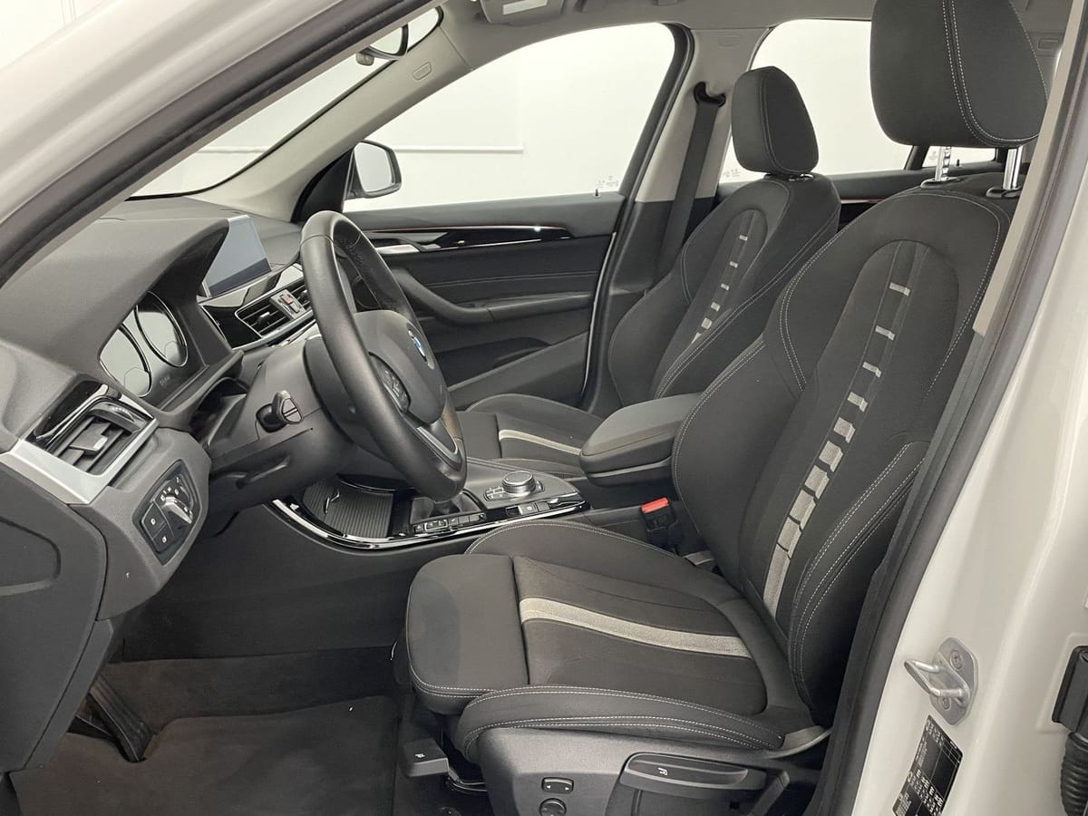 BMW X1 sDrive20i Sport Line NAVI AHK HUD LED Komfort foto 10