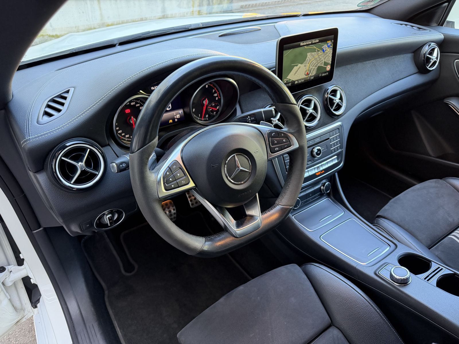 Mercedes-Benz CLA 200 Coupe AMG Edition LED Navi Pano RüKamera foto 12
