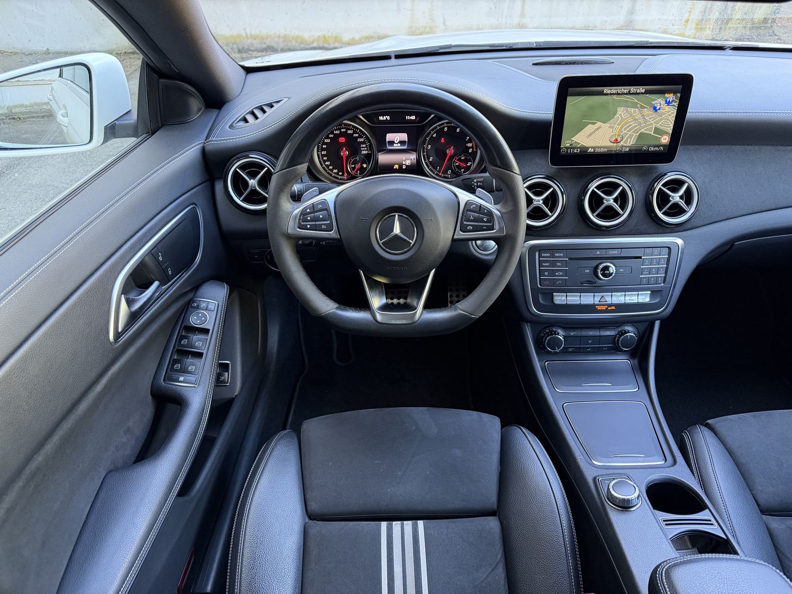 Mercedes-Benz CLA 200 Coupe AMG Edition LED Navi Pano RüKamera foto 16