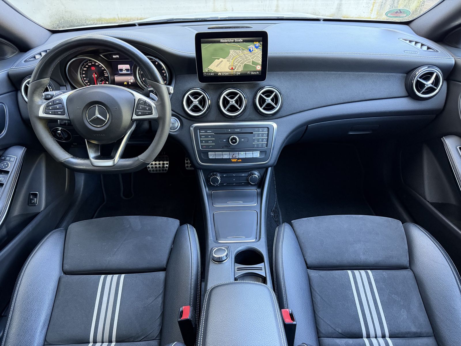 Mercedes-Benz CLA 200 Coupe AMG Edition LED Navi Pano RüKamera foto 17