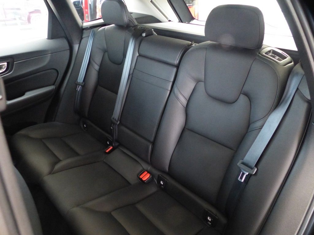 Volvo XC60 Momentum Pro 2WD Leder+AHK+LED+Cam+Sound foto 16