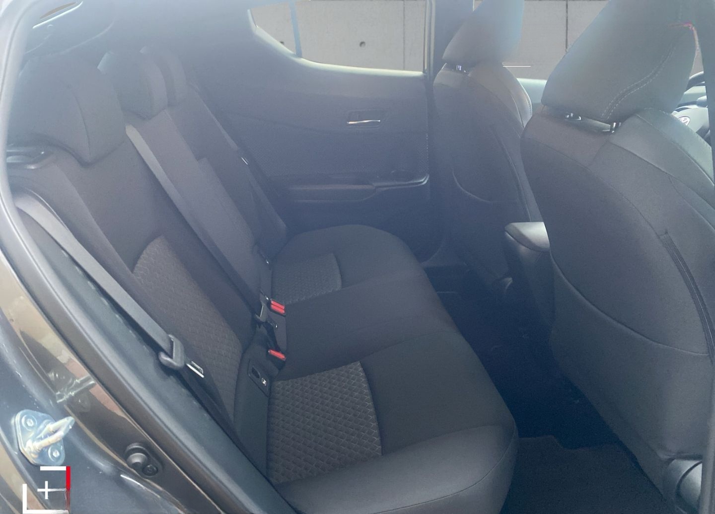 Toyota C-HR - 1,8 l Hybrid 4x2 Team D CVT foto 11