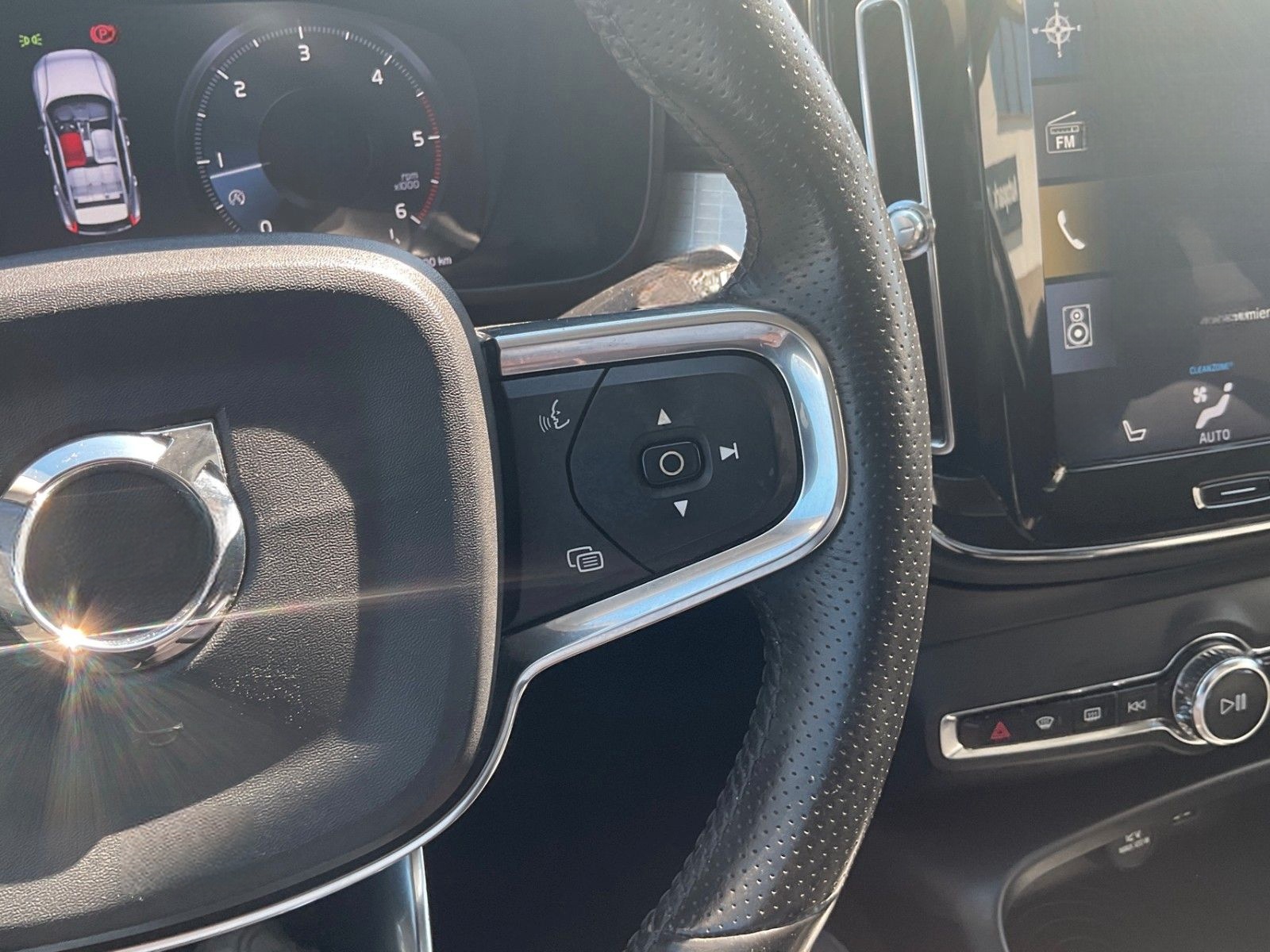 Volvo XC 40 Momentum AWD APPLE Lane Navi  RFK ViCo foto 19