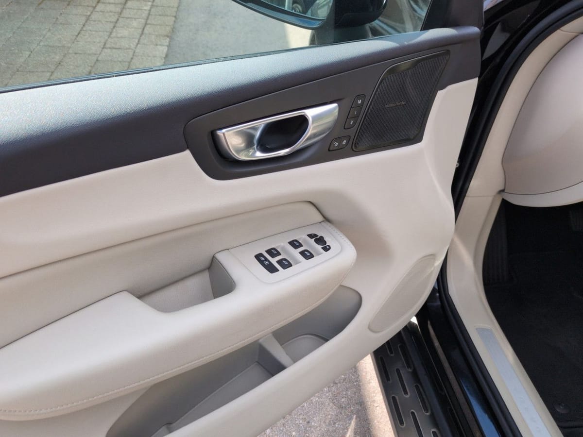 Volvo XC60 B4 (Benzin) Plus Bright 2WD Automatik Navi foto 9