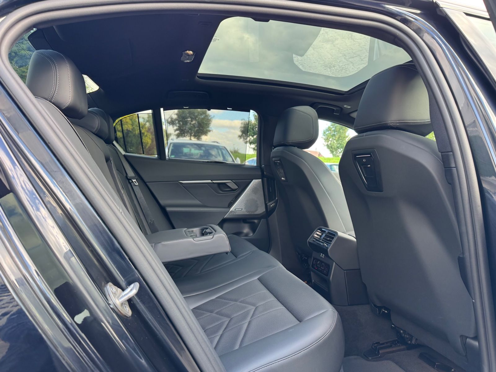 BMW 520d A/M Paket/Panorama/AHK/Head-Up/360 Kamera foto 14