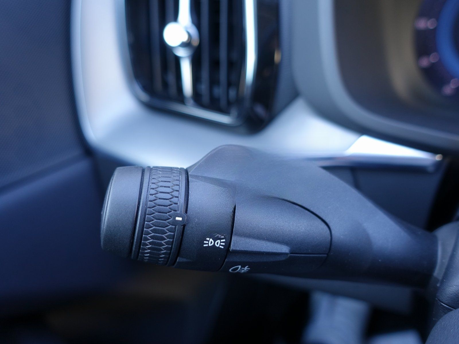 Volvo XC60 B4 Benzin Momentum Pro R-KAMERA/ACC foto 25