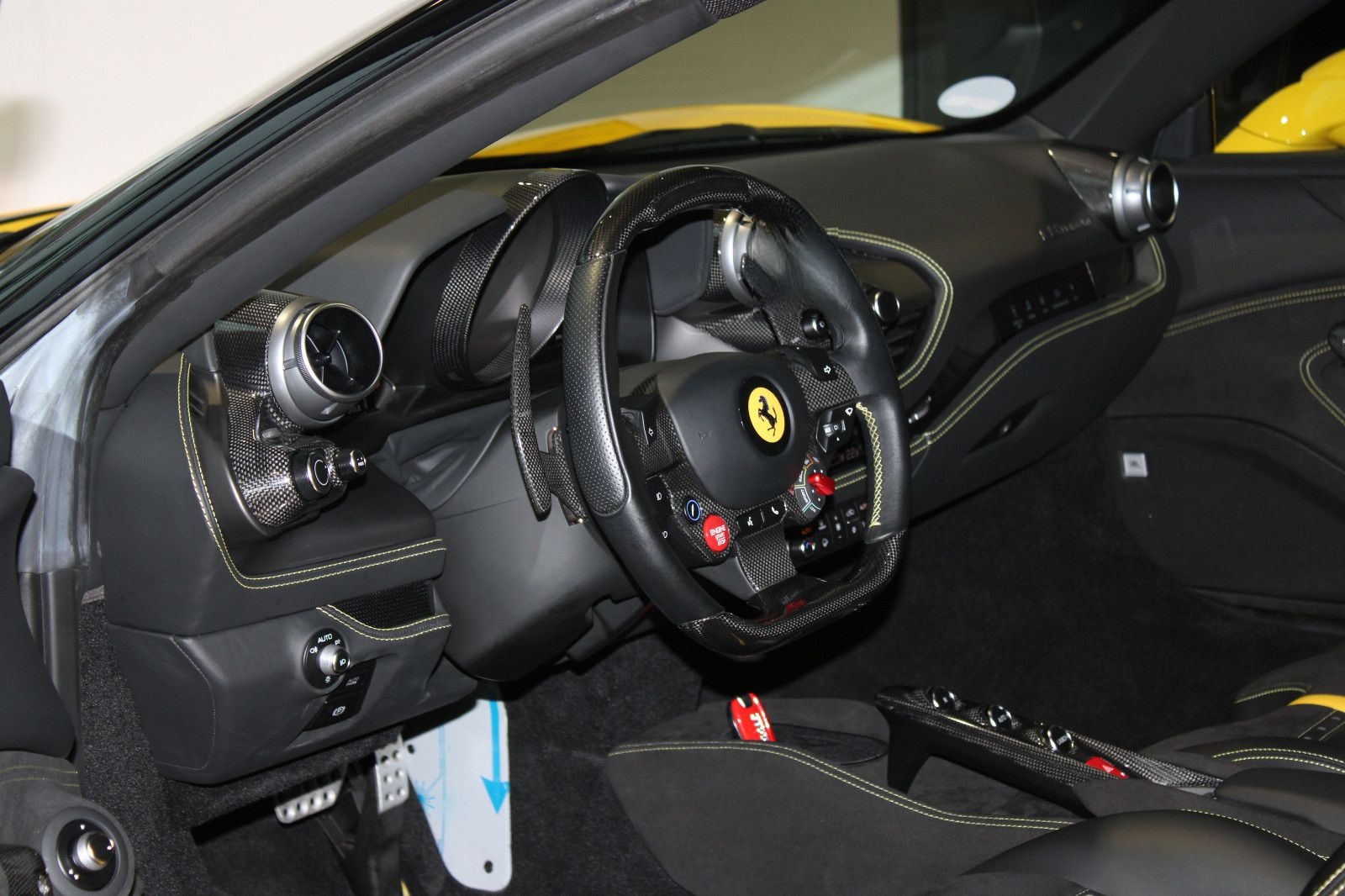 Ferrari F8 TRIBUTO COUPE CARBON/RACING-SEATS/LIFT/JBL foto 2