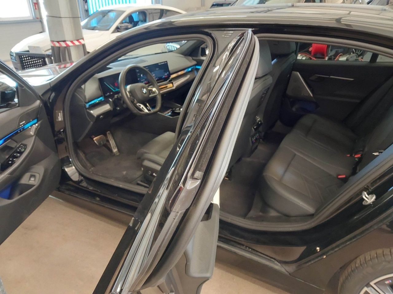 BMW 520d M Sport PanoD.Standh.SuView.Sitzebl.ACC 20" foto 6