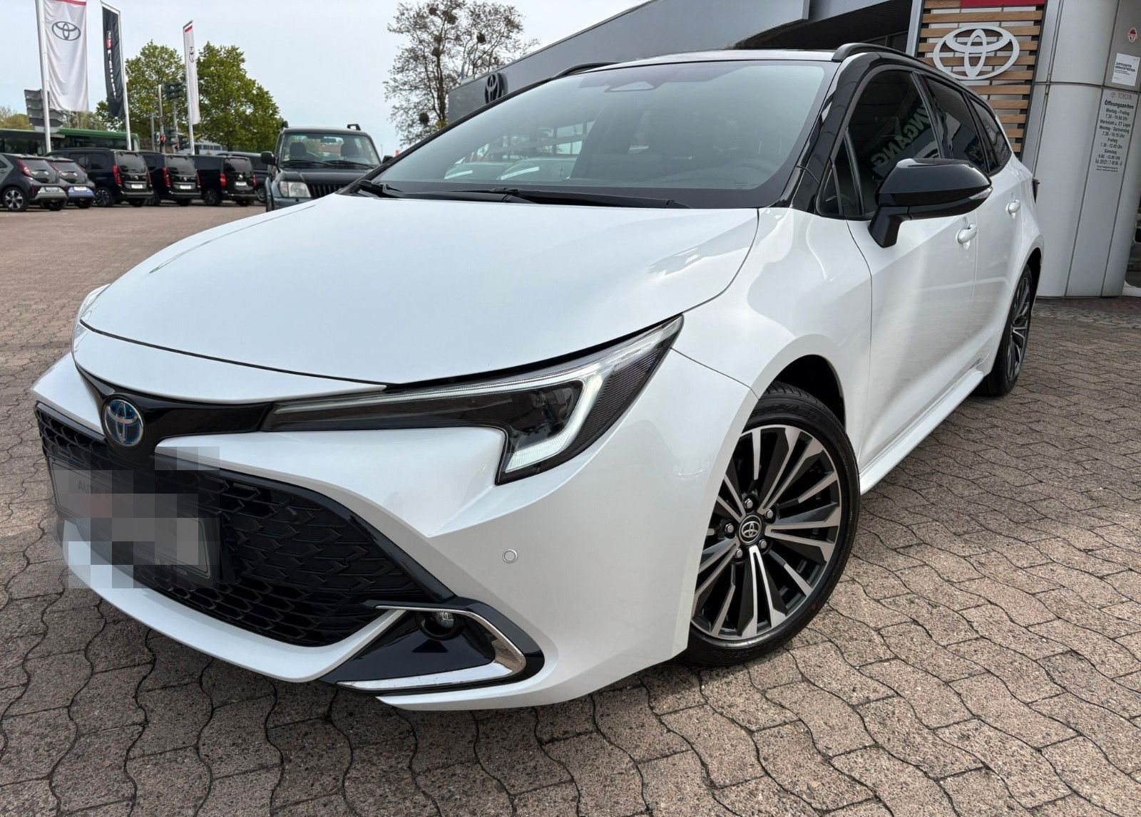 Toyota Corolla Touring Sports Hybrid Black&White foto 1