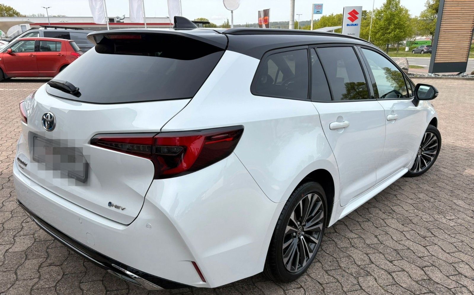 Toyota Corolla Touring Sports Hybrid Black&White foto 2