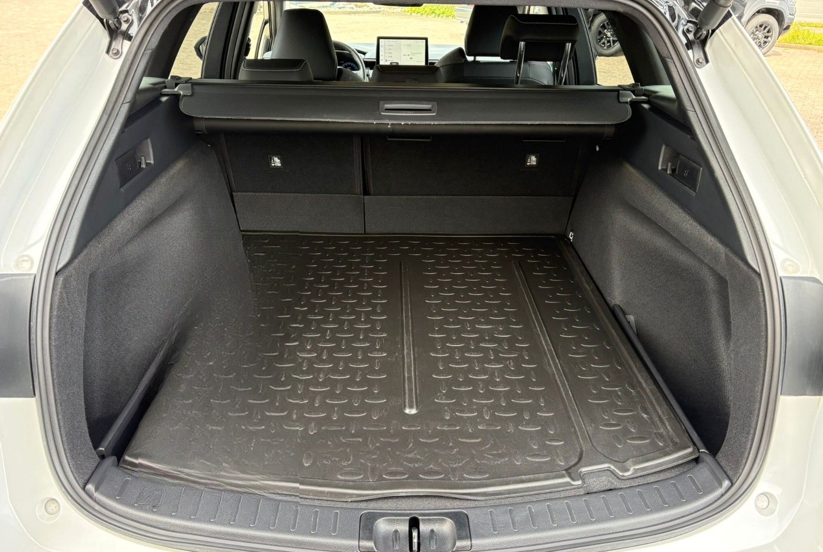 Toyota Corolla Touring Sports Hybrid Black&White foto 3