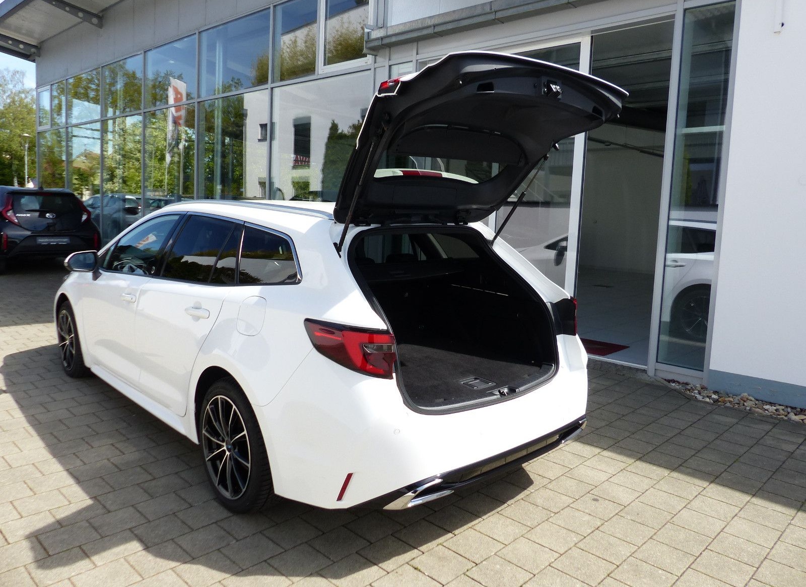 Toyota Corolla TS 2.0 Hybrid Team D Navi Totwinkel PDC foto 21