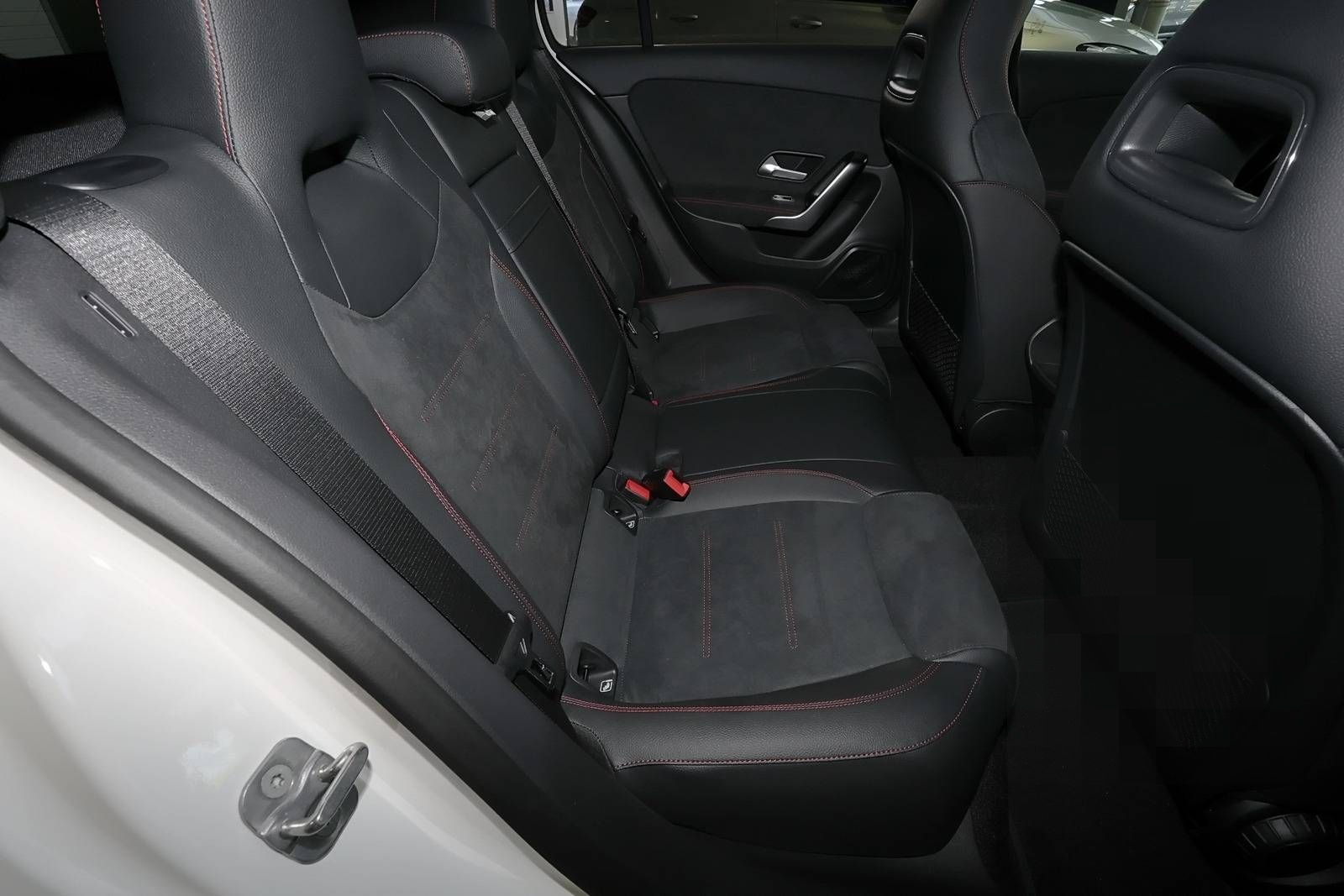 Mercedes-Benz A 200 d AMG MBUX+RüKam+M-LED+Pano+AHK+Night+DAB foto 6