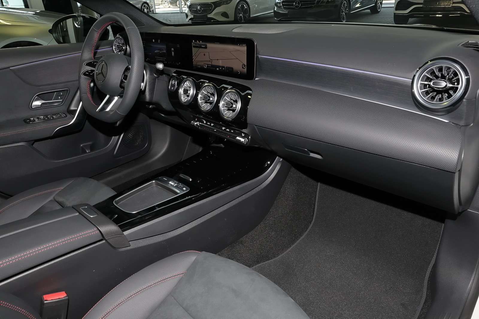 Mercedes-Benz A 200 d AMG MBUX+RüKam+M-LED+Pano+AHK+Night+DAB foto 8