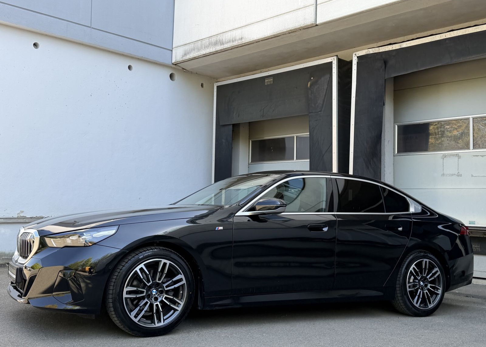 BMW 520 d xDrive M Sport LED Komfortsitze LiveCockpi foto 2
