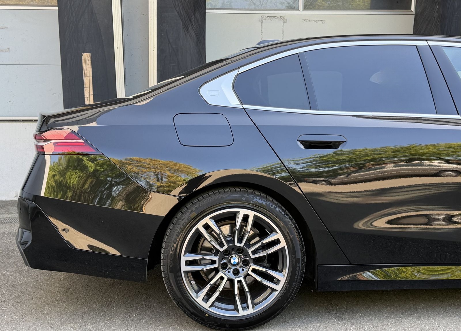 BMW 520 d xDrive M Sport LED Komfortsitze LiveCockpi foto 11