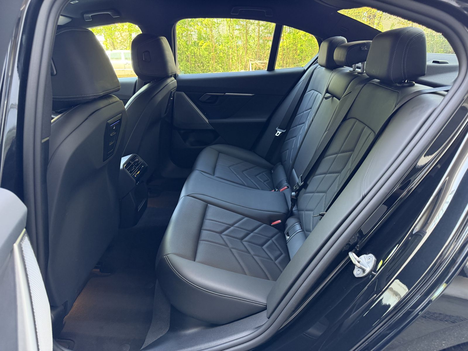 BMW 520 d xDrive M Sport LED Komfortsitze LiveCockpi foto 18