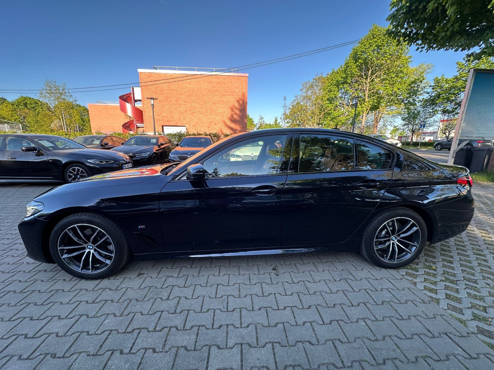 BMW 520d M-Sport*Glasdach*Harman*Kamera*AHK*4 Zonen foto 2