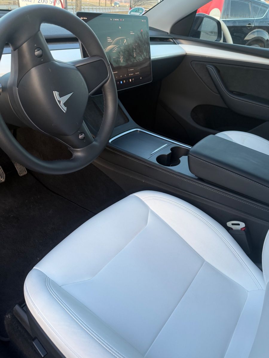 Tesla Model Y 2024 RWD | Schwarz/Weiß | 1. Hand foto 11
