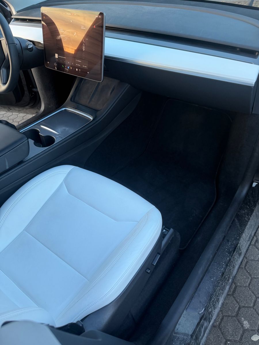 Tesla Model Y 2024 RWD | Schwarz/Weiß | 1. Hand foto 8