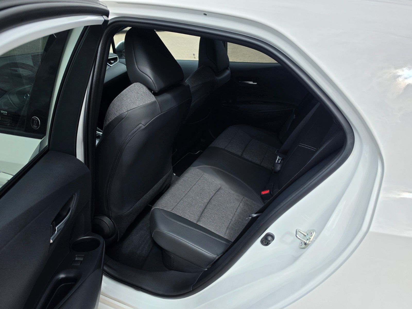 Toyota Corolla 1.8 Hybrid Team D **TECHNIKPAKET** foto 4