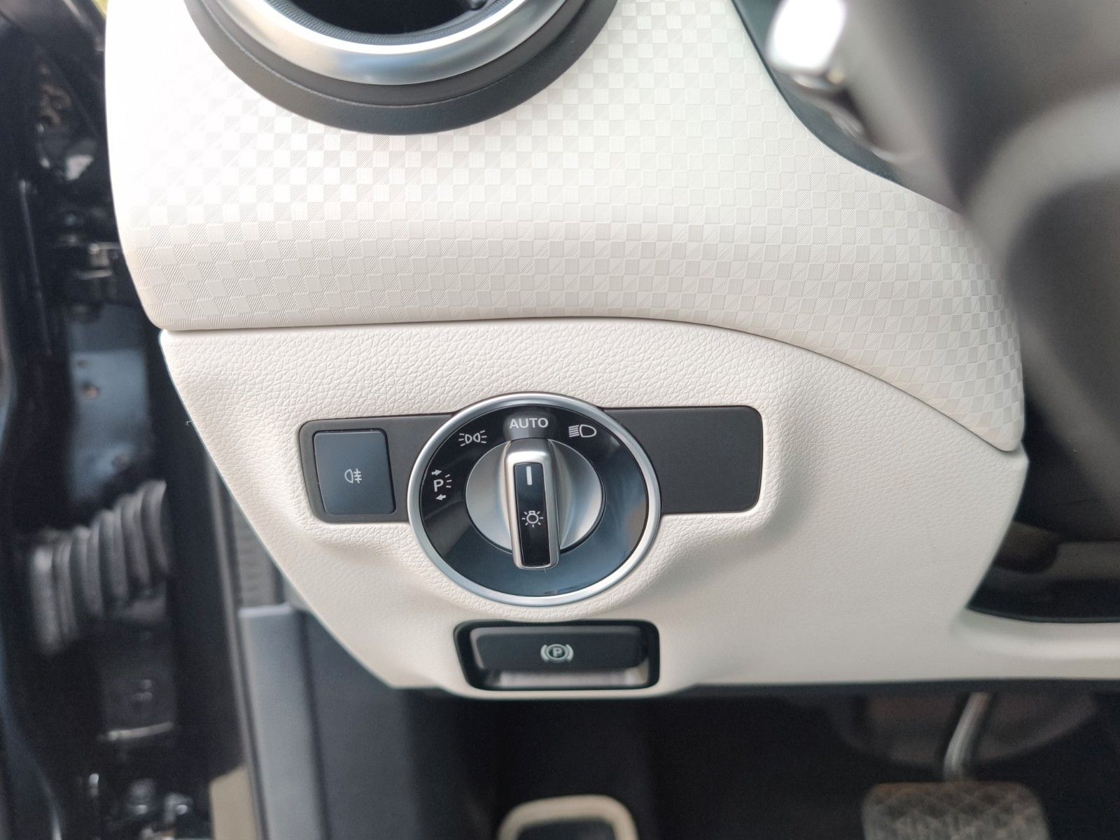 Mercedes-Benz A 200 AMG Line /LED/Panorama/ACC foto 23