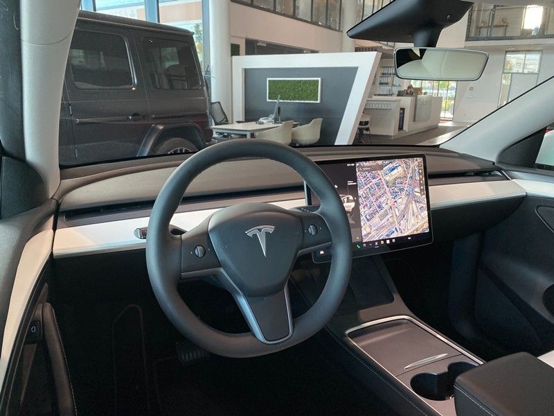 Tesla Model Y RWD Panorama 20"-Induction LED foto 6