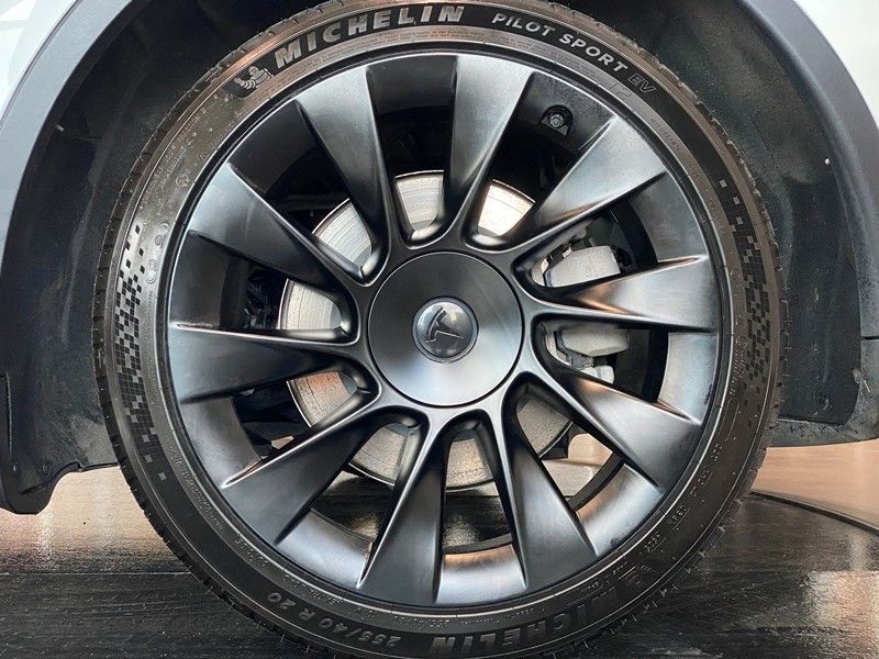 Tesla Model Y RWD Panorama 20"-Induction LED foto 7