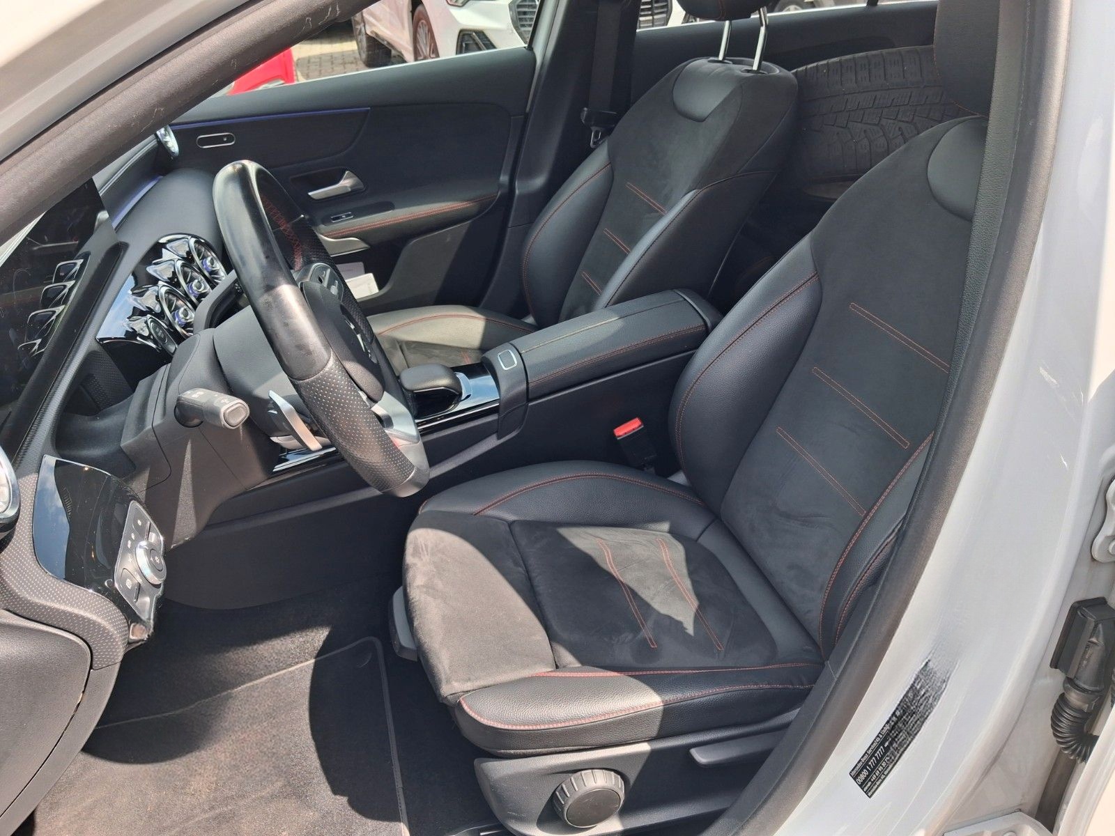 Mercedes-Benz A 200d Limo AMG Navi Pano Alcantara DIG LED foto 12