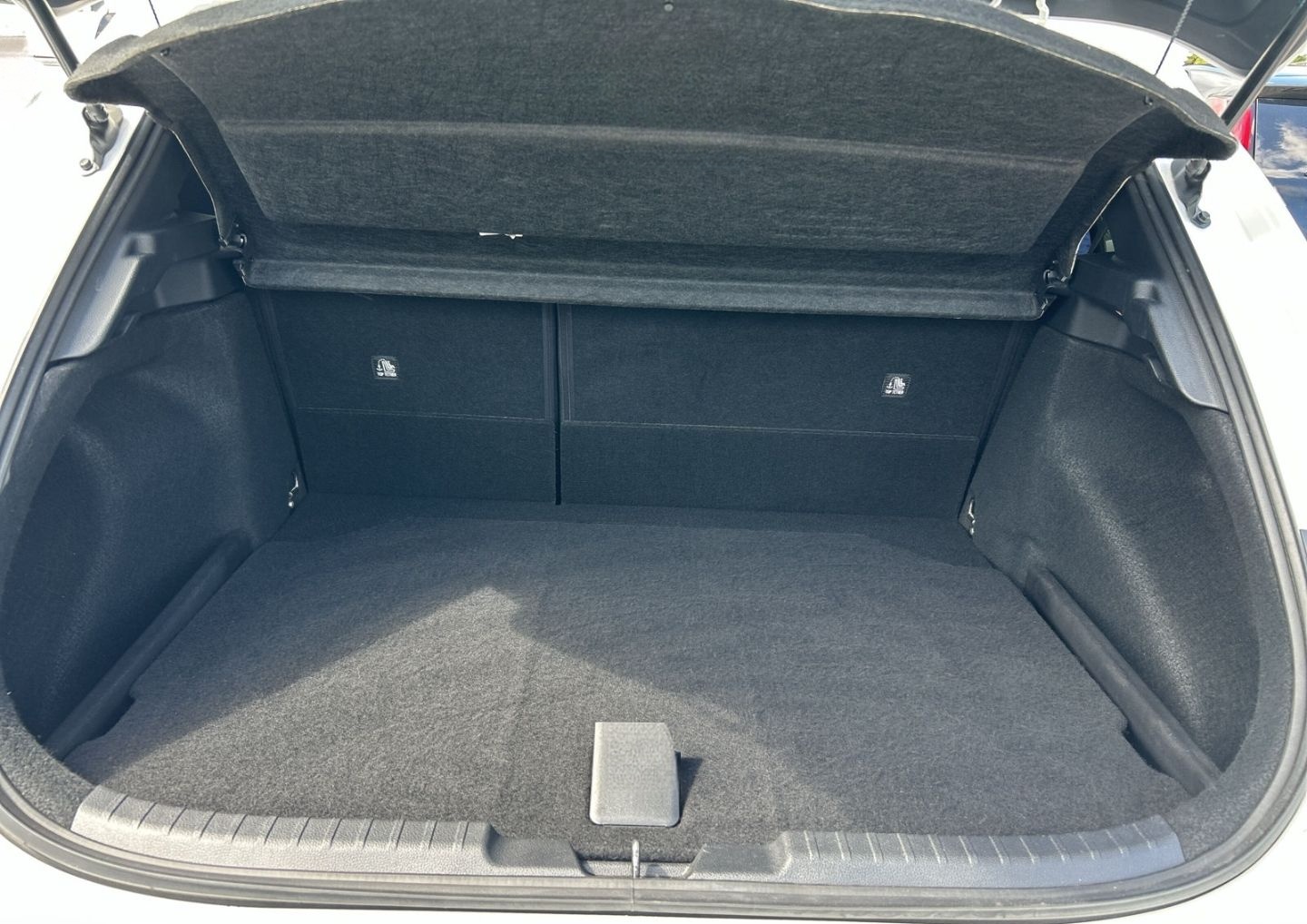 Toyota Corolla Hybrid 2.0 L Hyb. 5-Tg. Club LED ACC Meh foto 9