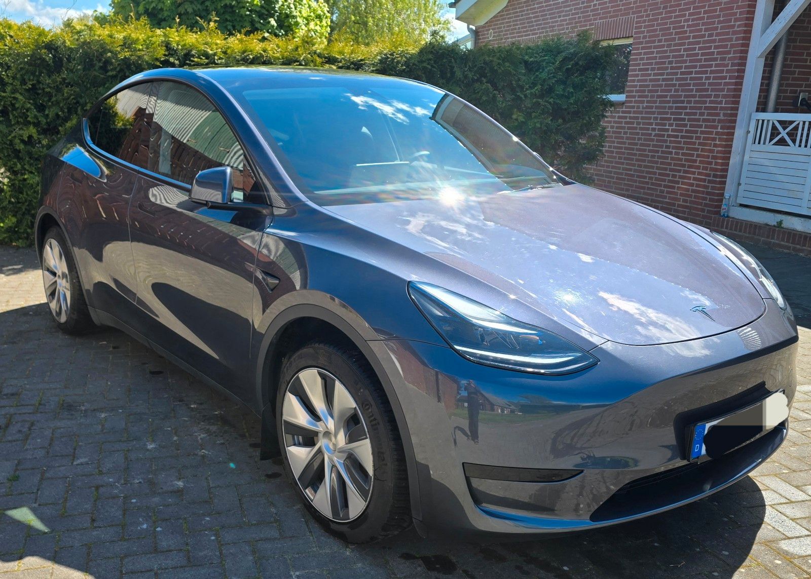 Tesla Model Y Hinterradantrieb RWD Midnight Silver 