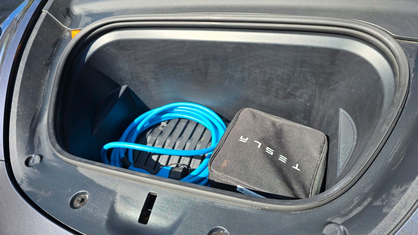 Tesla Model Y Hinterradantrieb RWD Midnight Silver  foto 12