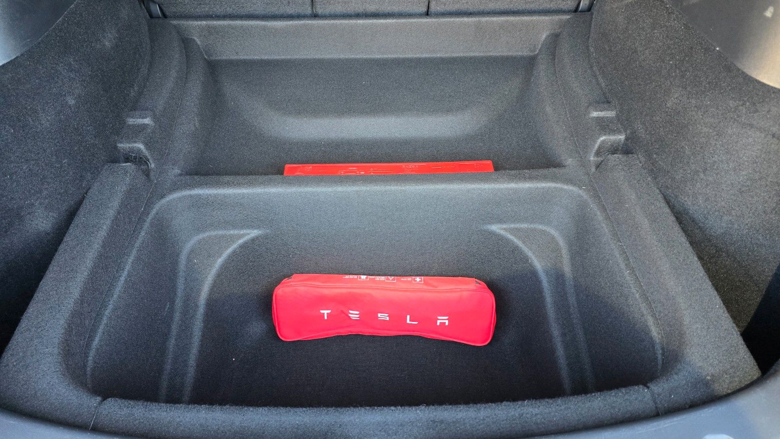 Tesla Model Y Hinterradantrieb RWD Midnight Silver  foto 13