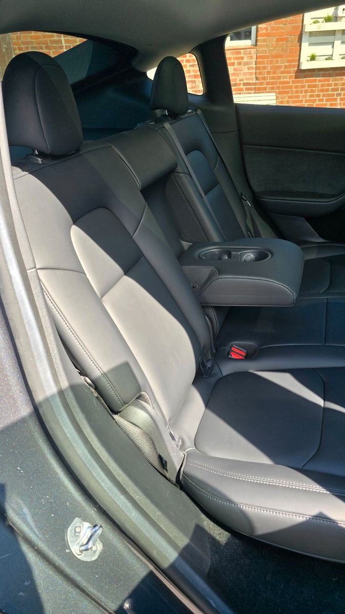 Tesla Model Y Hinterradantrieb RWD Midnight Silver  foto 8