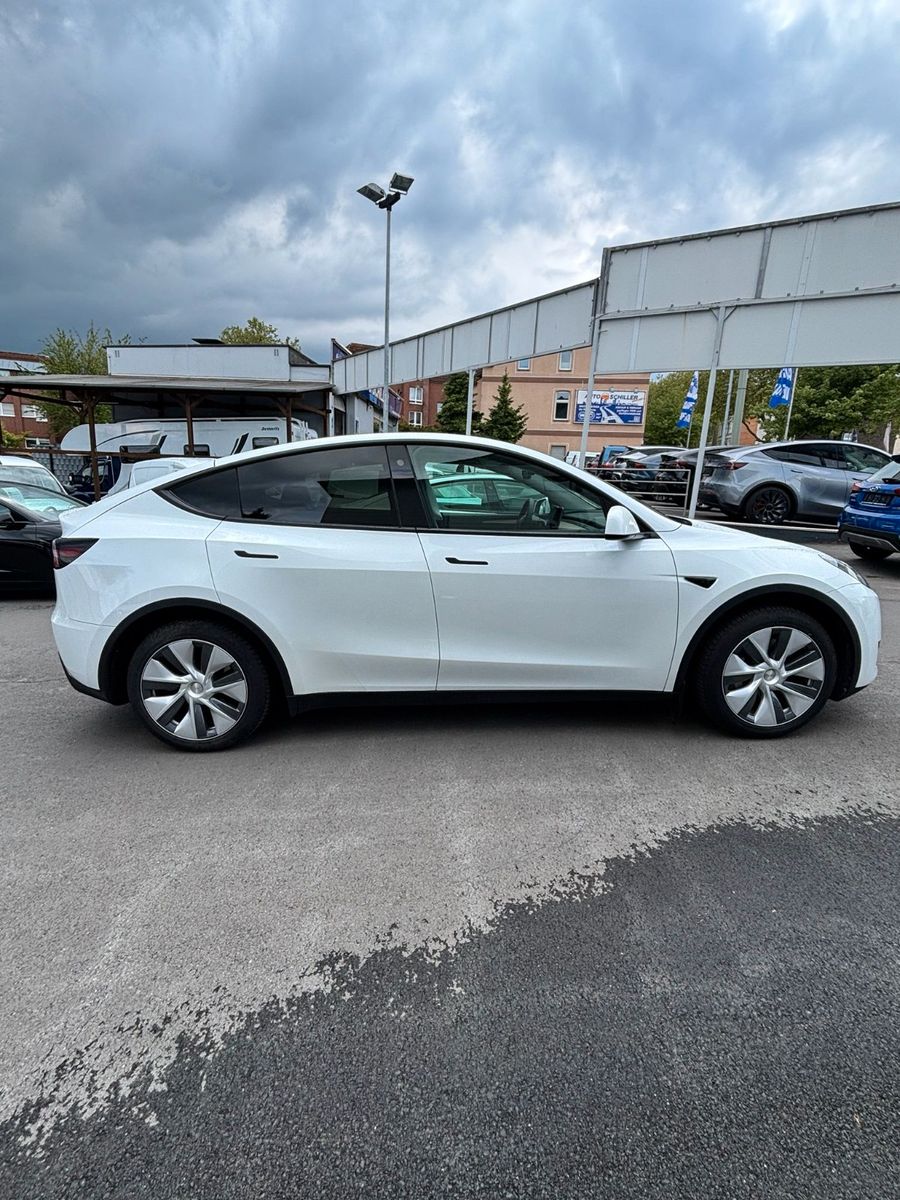 Tesla Model Y Basis RWD # 1 Hand # erst 43 tkm foto 5