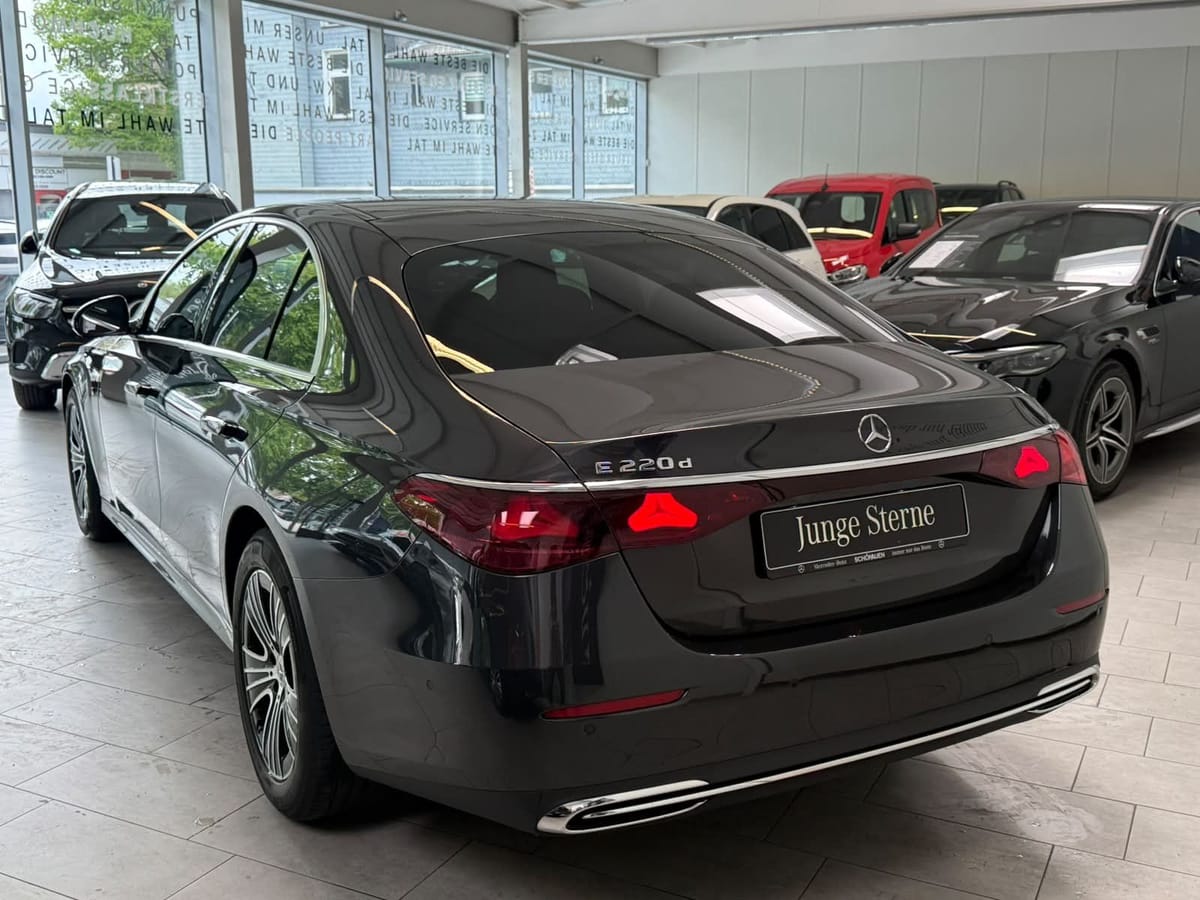 Mercedes-Benz E220 d AVANTGARDE DISTR LED KEYLESS TOTW CARPLAY foto 4