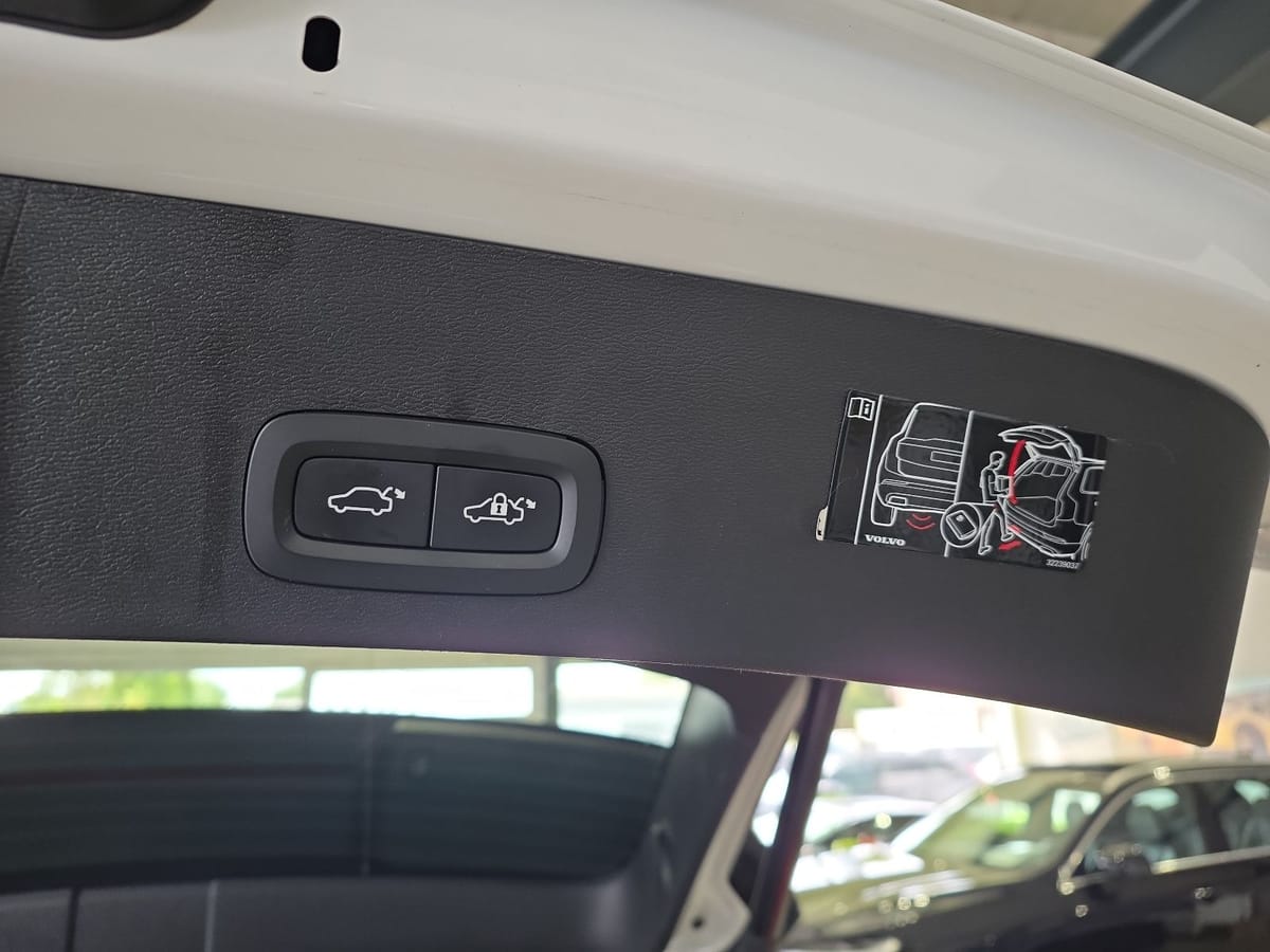 Volvo XC40 B4 R-Design ACC Leder 360° H K LED Memory foto 15