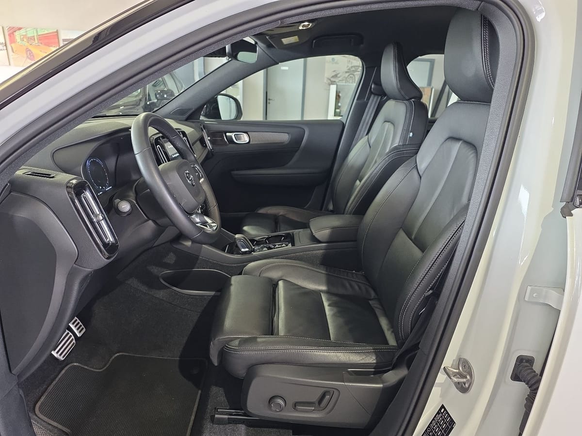 Volvo XC40 B4 R-Design ACC Leder 360° H K LED Memory foto 17