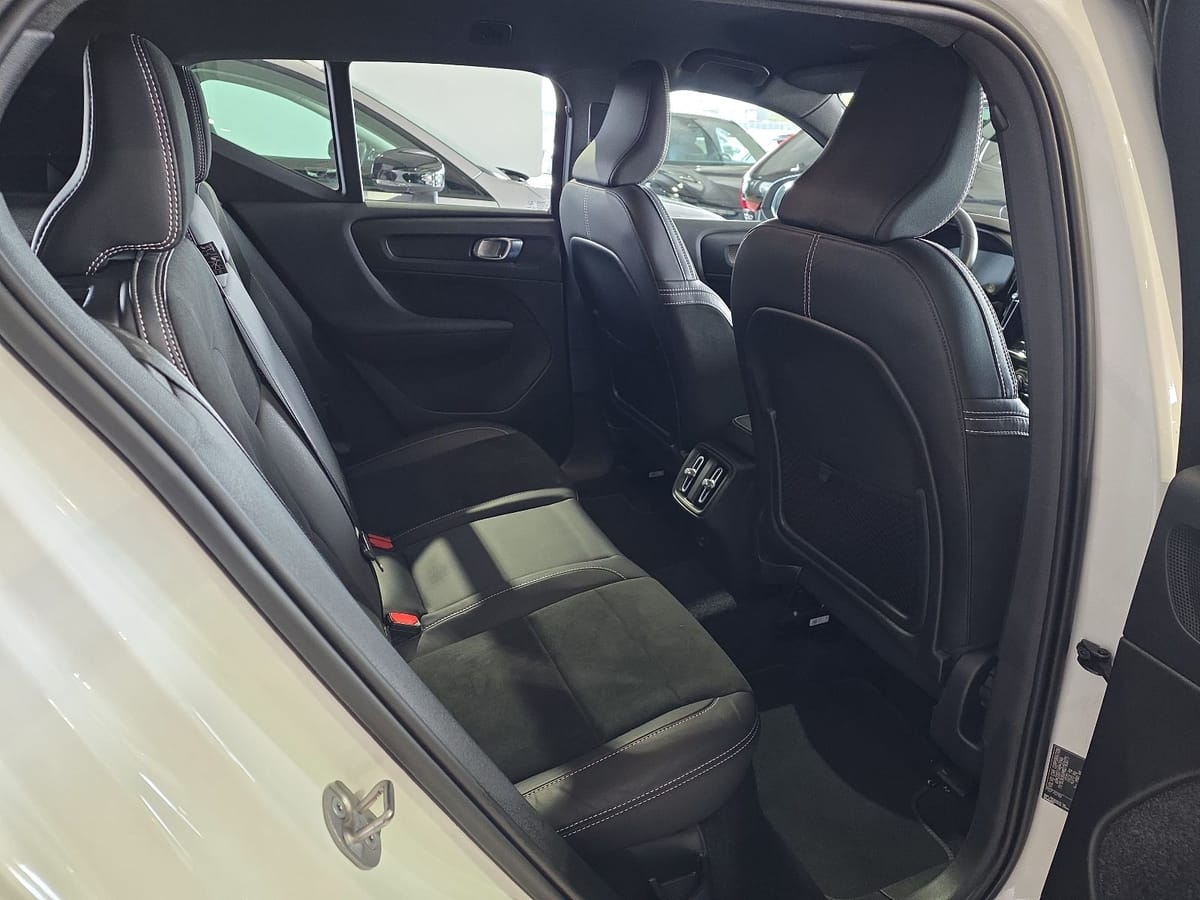Volvo XC40 B4 R-Design AWD AHK Kamera LED WinterPaket foto 13