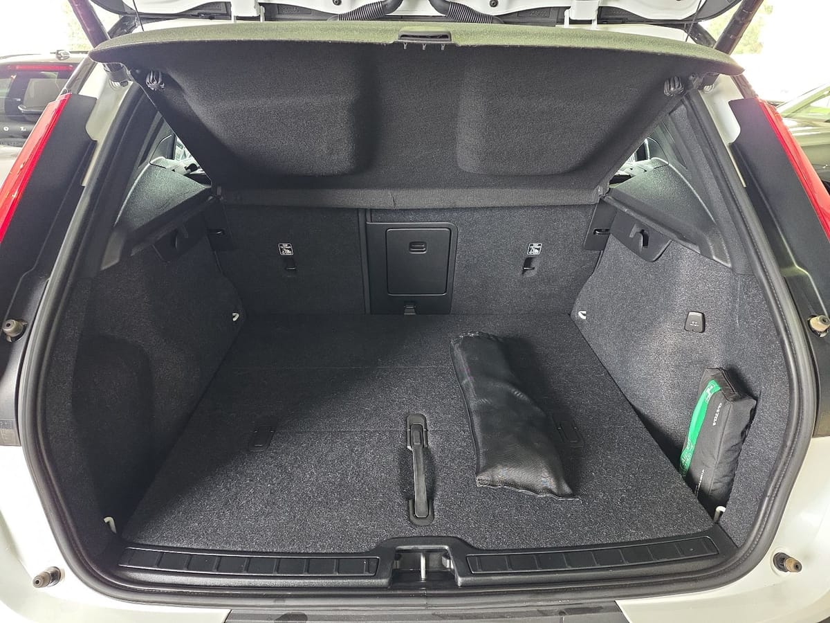 Volvo XC40 B4 R-Design AWD AHK Kamera LED WinterPaket foto 14