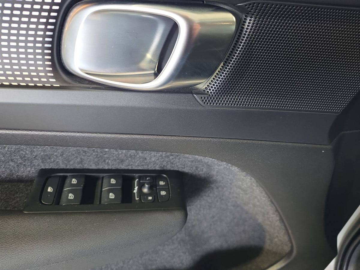 Volvo XC40 B4 R-Design AWD AHK Kamera LED WinterPaket foto 18