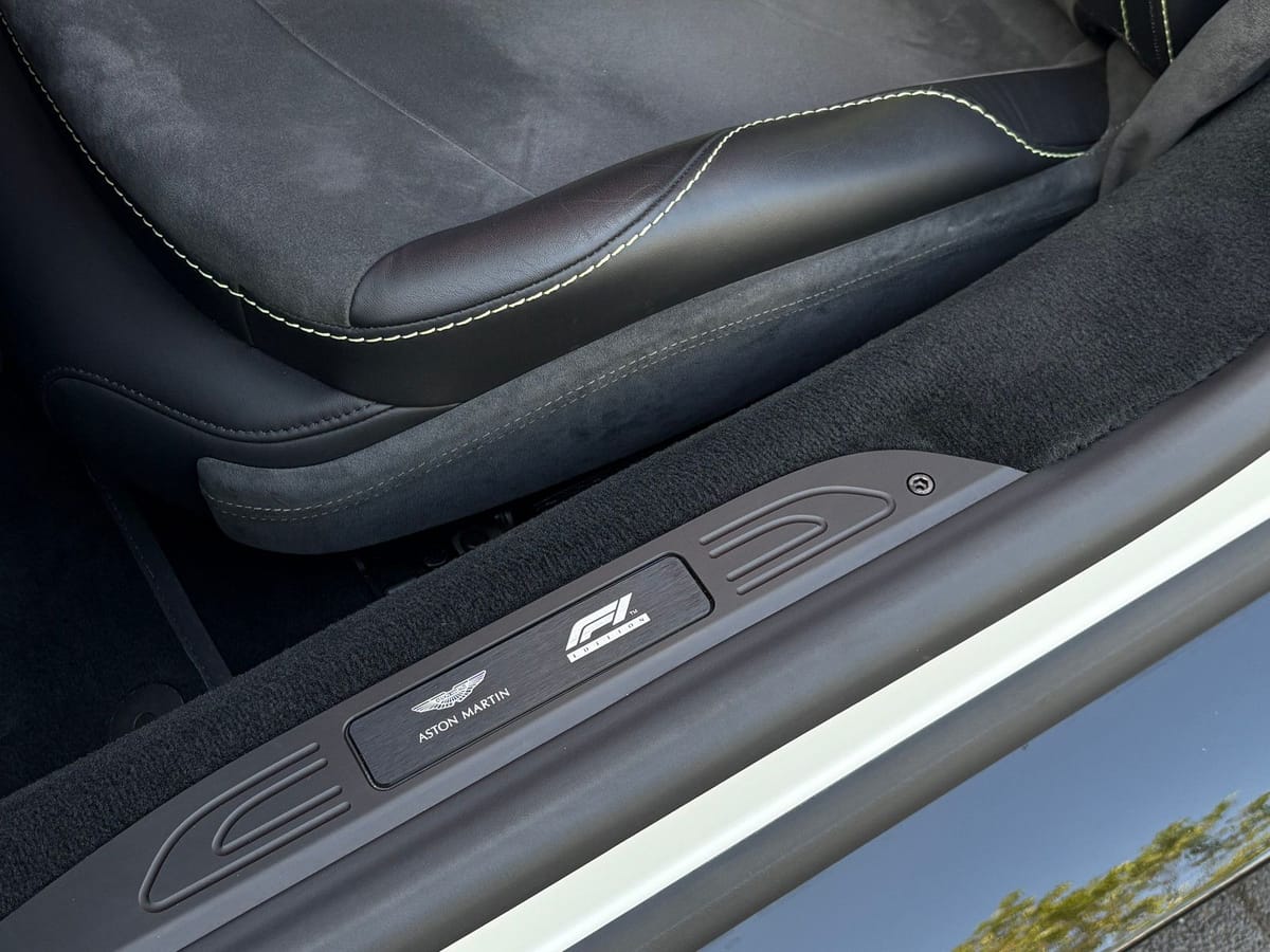 Aston Martin V8 VANTAGE ROADSTER F1-EDITION CARBON NAVI 1HAND foto 20