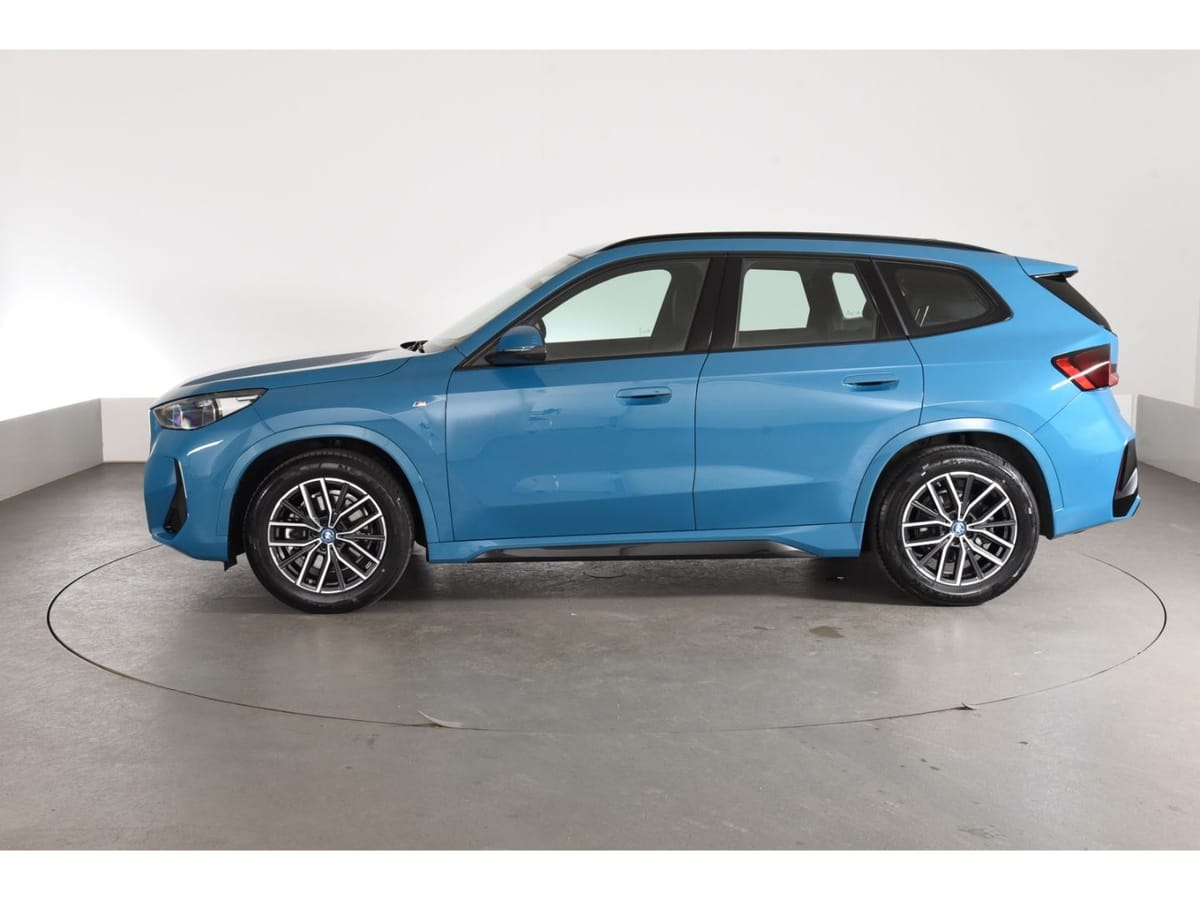 BMW iX1 xDrive 30 M Sport Head Up Display Driving As foto 3