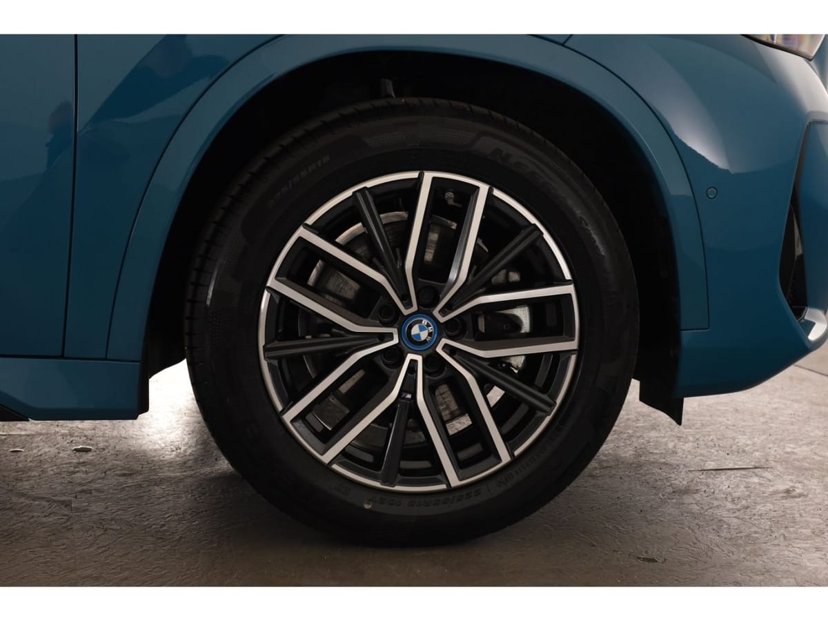 BMW iX1 xDrive 30 M Sport Head Up Display Driving As foto 4