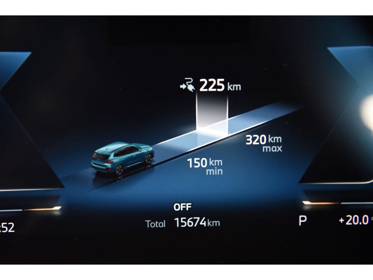 BMW iX1 xDrive 30 M Sport Head Up Display Driving As foto 5
