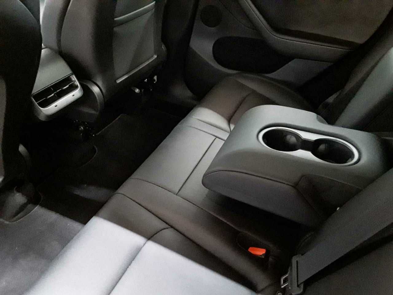 Tesla Model Y Long Range Dual Motor AWD foto 8