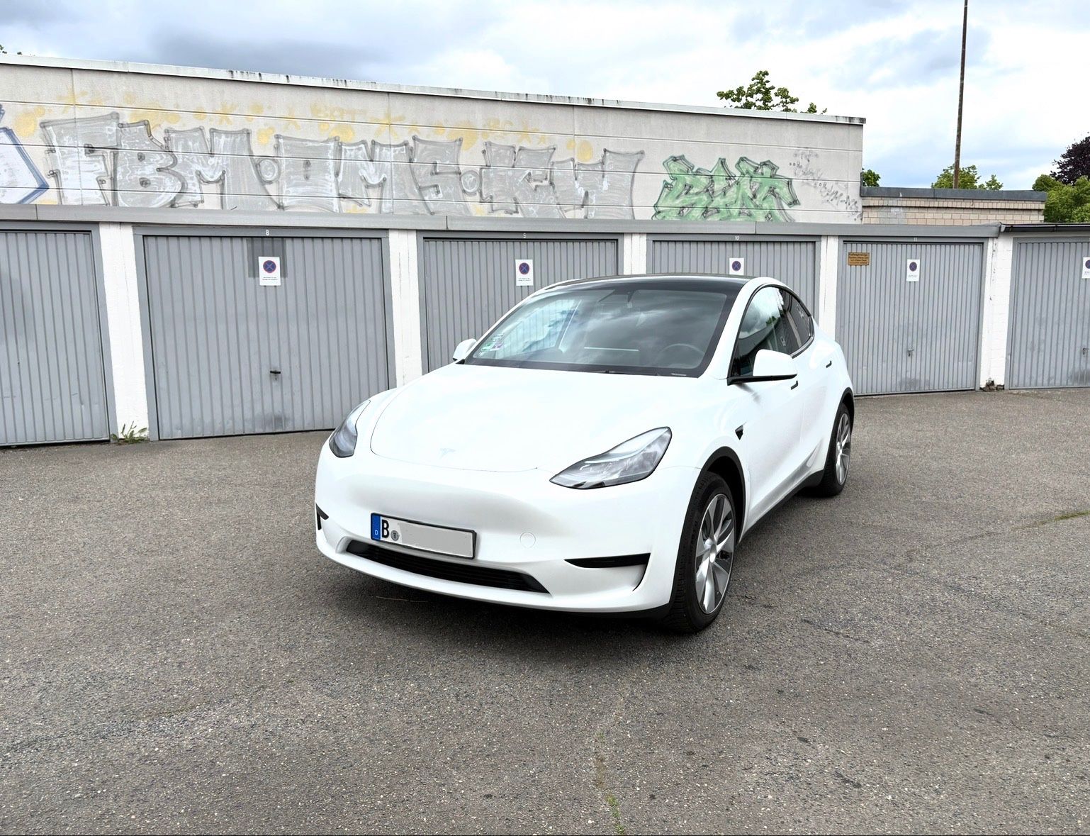 Tesla Model Y frisch TÜV, Anhängerkupplung, gepflegt
